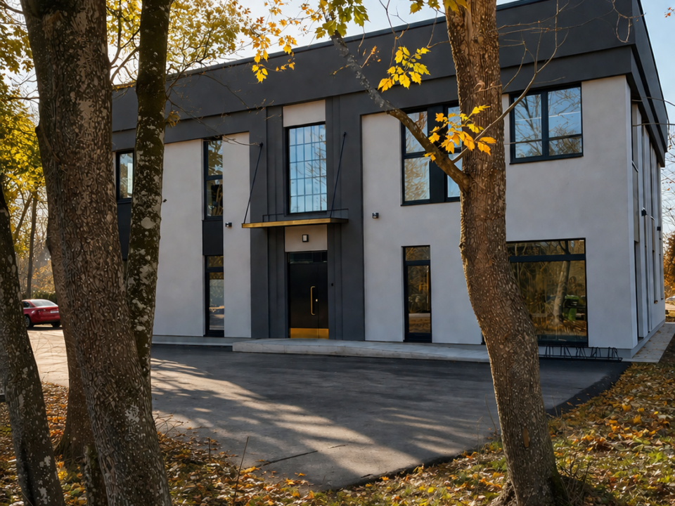Tabasalu ärihoone vaade tänavalt